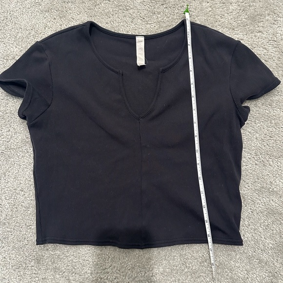 ALO Yoga Black Ribbed Short Sleeve Cropped Top - Picture 5 of 6